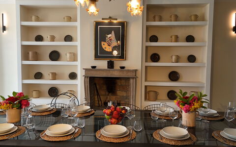 Villa Sassinoro: Mueble, Diseño De Interiores, Vajilla, Mesa, Madera, Encendiendo, Cocina Y Comedor Mesa, Silla, Piso, Comedor