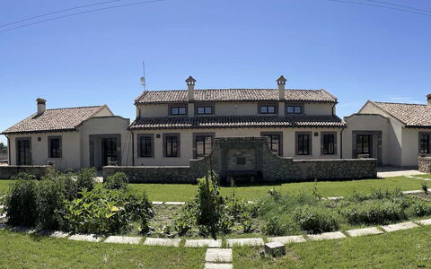 Villa Sassinoro: Edificio, Ventana, Casa, Casa, Techo, Arquitectura, Fachada, Barrio Residencial, Cabaña, Inmuebles