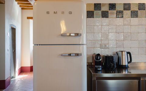 Mensano Old Town Apartment: Aparato De Cocina, Electrodoméstico, Cocina, Electrodoméstico, Mostrador, Pequeños Electrodomésticos, Diseño De Interiores, Refrigerador, Gabinetes, Estante