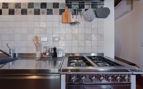 Mensano Old Town Apartment: Cocina, Aparato De Cocina, Estufa De Cocina, Electrodoméstico, Estufa De Gas, Mostrador, Estufa, Estufa, Fregadero, Electrodoméstico