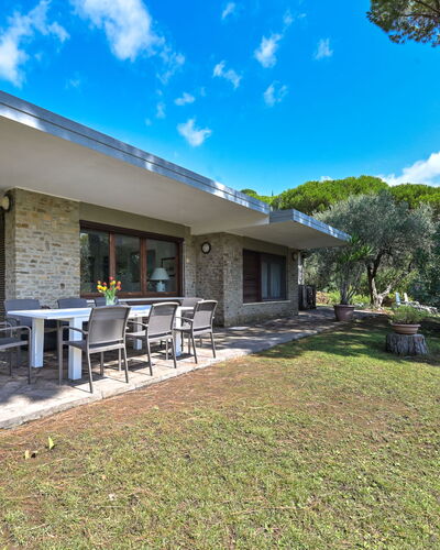 Villa Anna: Casa, Casa, Techo, Cabaña, Arbusto, Vía Muerta, Inmuebles, Casa De Campo, Jardín, Paisajismo