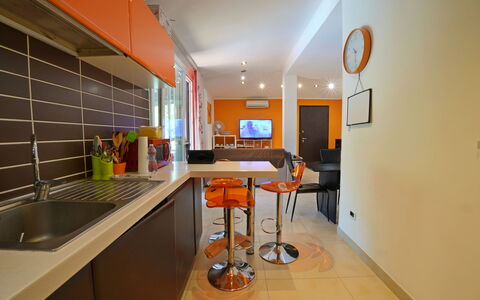 La Sevillana: Mueble, Diseño De Interiores, Cocina, Mostrador, Piso, Techo, Madera, Suelo, Electrodoméstico, Aparato De Cocina