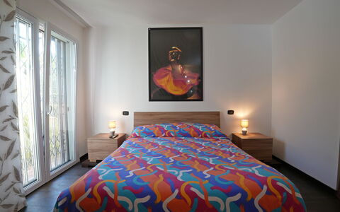 La Sevillana: Diseño De Interiores, Mueble, Cama, Habitación, Pared, Piso, Suelo, Madera, Sábana, Habitación