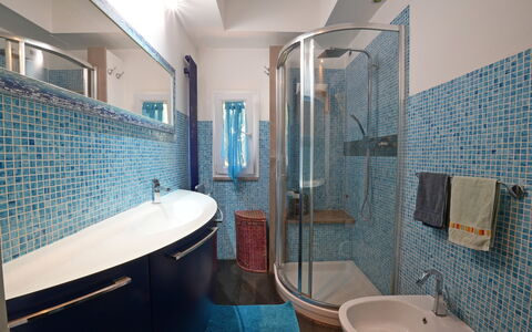 La Sevillana: Azul, Baño, Arreglo De Tubería, Lavabo Del Baño, Diseño De Interiores, Piso, Lavabo, Suelo, Grifo, Espejo