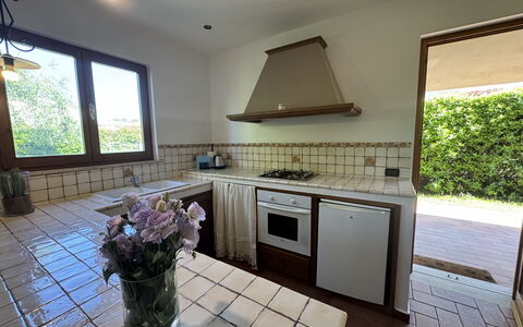 Dependance Egle: Madera, Piso, Cocina, Diseño De Interiores, Suelo, Mueble, Mostrador, Aparato De Cocina, Loseta, Cocina Y Comedor Mesa