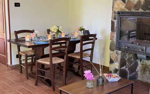 Dependance Egle: Mueble, Piso, Mesa, Diseño De Interiores, Madera, Silla, Cocina Y Comedor Mesa, Suelo, Comedor, Habitación