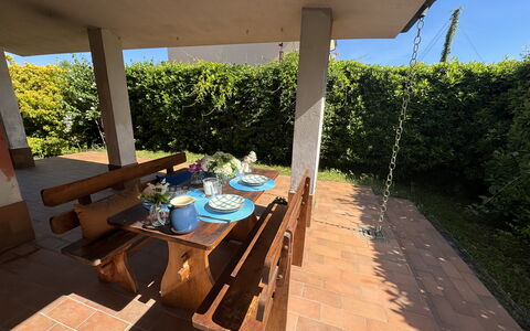 Dependance Egle: Mueble, Madera, Mueble Para Exteriores, Mesa, Mesa Al Aire Libre, Manchas De Madera, Jardín, Madera Dura, Sombra, Silla