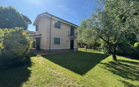 Dependance Egle: Casa, Casa, Barrio Residencial, Césped, Jardín, Inmuebles, Cabaña, Yarda, Patio Interior, Suburbio