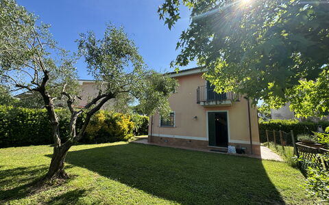 Dependance Egle: Casa, Jardín, Césped, Inmuebles, Patio Interior, Yarda, Paisajismo, Sombra, Casa De Campo, Hacienda