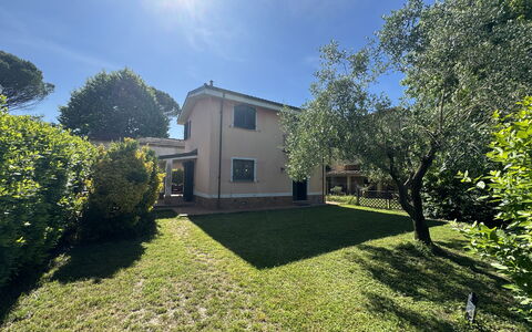 Dependance Egle: Arbusto, Casa, Jardín, Césped, Inmuebles, Yarda, Paisajismo, Patio Interior, Entrada De Coches, Hacienda