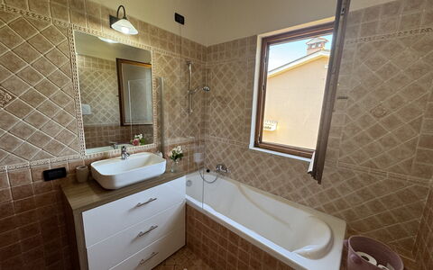 Dependance Egle: Arreglo De Tubería, Piso, Pared, Diseño De Interiores, Baño, Suelo, Lavabo, Mueble De Baño, Lavabo Del Baño, Grifo