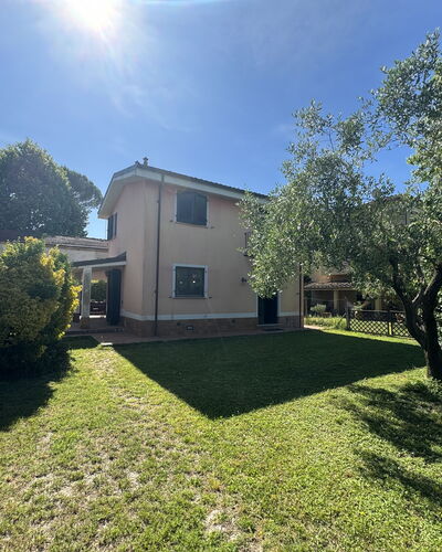 Dependance Egle: Arbusto, Casa, Jardín, Césped, Inmuebles, Yarda, Paisajismo, Patio Interior, Entrada De Coches, Hacienda