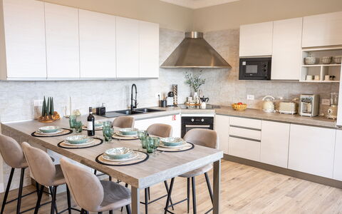 Casa Coccinella: Mueble, Diseño De Interiores, Cocina, Piso, Mostrador, Madera, Silla, Gabinetes, Aparato De Cocina, Vajilla