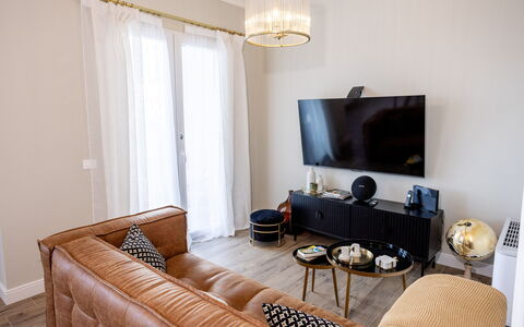 Casa Coccinella: Mueble, Diseño De Interiores, Piso, Sofá, Sala, Madera, Suelo, Habitación, Casa, Departamento