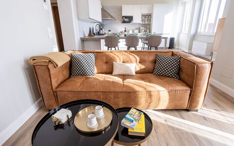 Casa Coccinella: Mueble, Diseño De Interiores, Piso, Suelo, Sofá, Madera, Suelos De Madera, Sala, Departamento