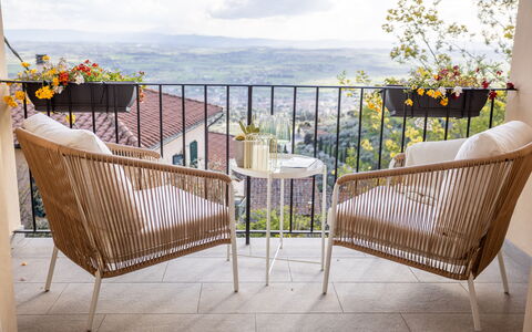 Casa Coccinella: Mueble, Mueble Para Exteriores, Silla, Mesa, Mesa Al Aire Libre, Mimbre, Balcón, Patio, Sombra, Mesa De Café