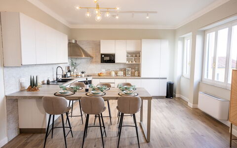 Casa Coccinella: Mueble, Diseño De Interiores, Piso, Suelo, Cocina, Silla, Mostrador, Madera, Cocina Y Comedor Mesa, Techo