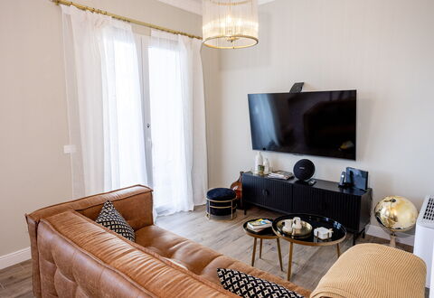 Casa Coccinella: Mueble, Diseño De Interiores, Piso, Sofá, Sala, Madera, Suelo, Habitación, Casa, Departamento