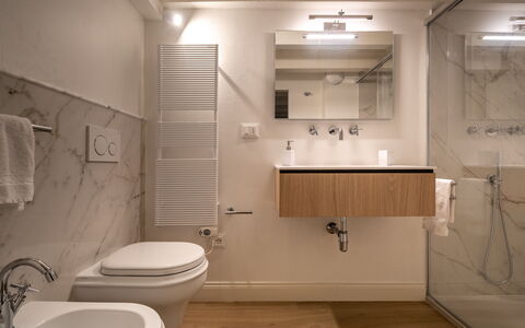 Elegant Apartments Near the Duomo: Diseño De Interiores, Piso, Arreglo De Tubería, Baño, Suelo, Lavabo, Lavabo Del Baño, Espejo, Grifo, Plomería