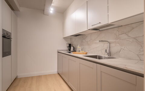 Elegant Apartments Near the Duomo: Cocina, Mostrador, Piso, Madera, Diseño De Interiores, Aparato De Cocina, Gabinetes, Suelo, Electrodoméstico, Techo