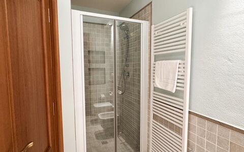 Villa Diamante: Piso, Suelo, Diseño De Interiores, Madera, Arreglo De Tubería, Habitación, Techo, Plomería, Puerta, Baño