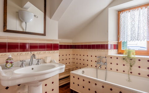 Casa Olivia With Garden And Wifi: Piso, Diseño De Interiores, Arreglo De Tubería, Grifo, Suelo, Baño, Plomería, Loseta, Lavabo, Habitación