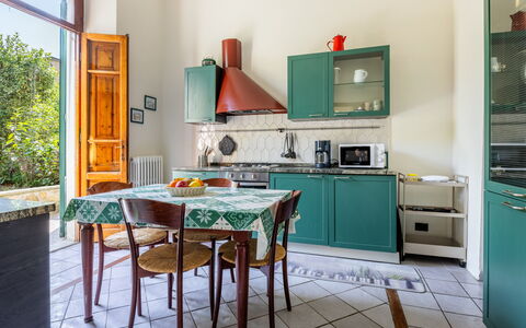 Casa Olivia With Garden And Wifi: Diseño De Interiores, Piso, Mueble, Cocina, Suelo, Electrodoméstico, Habitación, Casa, Aparato De Cocina, Gabinetes