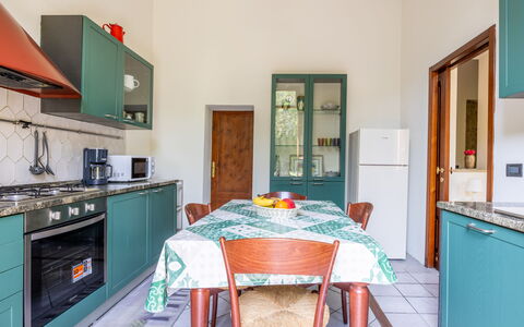 Casa Olivia With Garden And Wifi: Piso, Diseño De Interiores, Suelo, Habitación, Departamento, Techo, Manchas De Madera, Silla, Gabinetes, Madera Dura