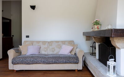 Casa Olivia With Garden And Wifi: Mueble, Diseño De Interiores, Pared, Piso, Sofá, Madera, Suelo, Habitación, Sala, Encendiendo