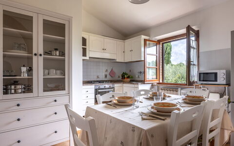 Oliveto Del Cantarello: Mueble, Diseño De Interiores, Piso, Madera, Gabinetes, Cocina, Techo, Mesa, Aparato De Cocina, Silla