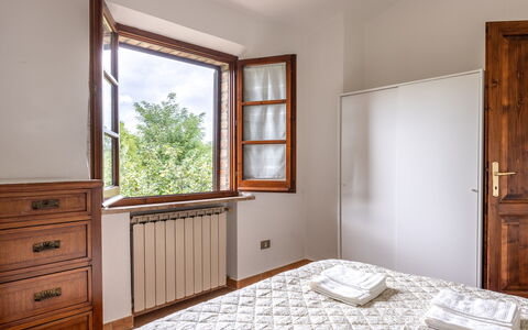 Oliveto Del Cantarello: Habitación, Diseño De Interiores, Cama, Madera, Sábana, Lecho, Piso, Suelo, Habitación, Techo