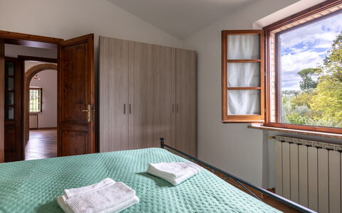 Oliveto Del Cantarello: Mueble, Habitación, Cama, Diseño De Interiores, Pared, Madera, Sábana, Lecho, Piso, Suelo