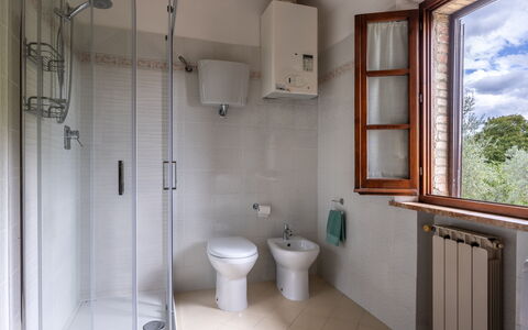 Oliveto Del Cantarello: Piso, Suelo, Diseño De Interiores, Habitación, Arreglo De Tubería, Puerta, Departamento, Plomería, Grifo, Lavabo