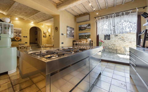 Villa Belchianti: Cocina, Diseño De Interiores, Piso, Mostrador, Techo, Mueble, Encendiendo, Suelo, Habitación, Aparato De Cocina