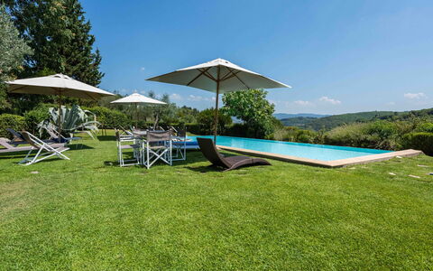 Villa Belchianti: Azul, Colina, El Terreno Del Lote, Piscina, Jardín, Cordillera, Césped, Prado, Paisajismo, Mueble Para Exteriores