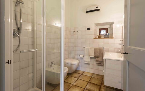 Villa Belchianti: Piso, Suelo, Baño, Arreglo De Tubería, Diseño De Interiores, Baño, Asiento Del Baño, Plomería, Techo, Habitación