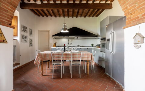 Maria Gabriella Holiday Home In Monticchiello: Mueble, Diseño De Interiores, Piso, Cocina, Madera, Techo, Suelo, Mostrador, Aparato De Cocina, Silla