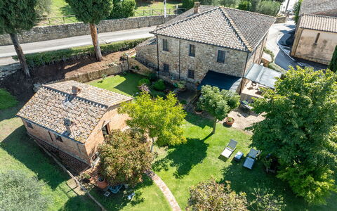 Maria Gabriella Holiday Home In Monticchiello: Edificio, Barrio Residencial, Casa, Casa, Arquitectura, Inmuebles, El Terreno Del Lote, Techo, Área Rural