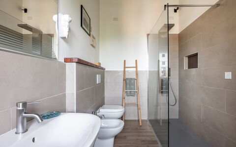 Maria Gabriella Holiday Home In Monticchiello: Piso, Pared, Suelo, Baño, Arreglo De Tubería, Diseño De Interiores, Plomería, Encendiendo, Techo, Grifo