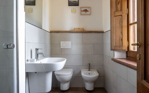 Maria Gabriella Home & Cottage: Piso, Pared, Arreglo De Tubería, Baño, Suelo, Asiento Del Baño, Lavabo Del Baño, Lavabo, Diseño De Interiores, Baño