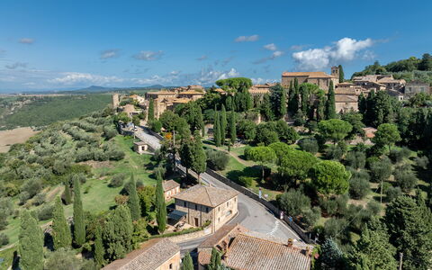 Maria Gabriella Home & Cottage: Árbol, Barrio Residencial, Casa, Techo, Paisaje, Arquitectura, Casa, Área Rural, El Terreno Del Lote, Asentamientos Humanos