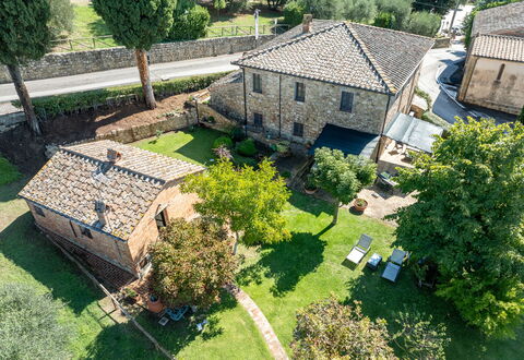 Maria Gabriella Home & Cottage: Edificio, Barrio Residencial, Casa, Casa, Arquitectura, Inmuebles, El Terreno Del Lote, Techo, Área Rural