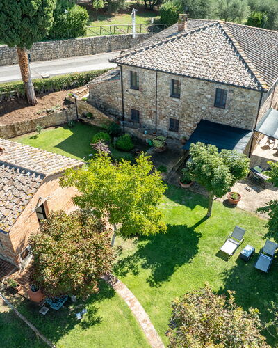 Maria Gabriella Home & Cottage: Edificio, Barrio Residencial, Casa, Casa, Arquitectura, Inmuebles, El Terreno Del Lote, Techo, Área Rural