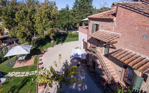 The Tuscan Retreat Spa: Barrio Residencial, Arbusto, Casa, Diseño Urbano, Jardín, Inmuebles, Hacienda, Yarda, Paisajismo, Sombra