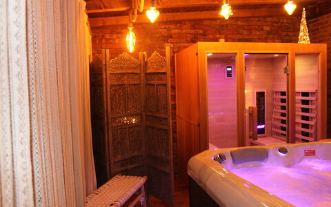 Holiday Home Croce With Spa: Diseño De Interiores, Madera, Piso, Suelo, Encendiendo, Techo, Habitación, Manchas De Madera, Habitación, Cama