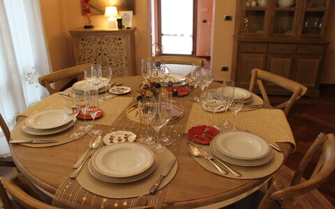 Holiday Home Croce With Spa: Mueble, Mesa, Vajilla, Comedor, Cocina Y Comedor Mesa, Silla, Diseño De Interiores, Manteles, Utensilios Para Servir, Stemware