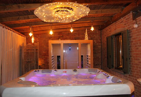 Holiday Home Croce With Spa: Diseño De Interiores, Mueble, Madera, Piso, Techo, Suelo, Encendiendo, Lámpara, Habitación, Casa