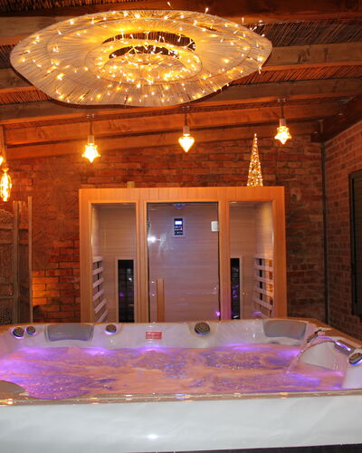 Holiday Home Croce With Spa: Diseño De Interiores, Mueble, Madera, Piso, Techo, Suelo, Encendiendo, Lámpara, Habitación, Casa