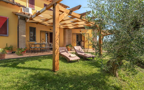 Villa Costa al Bagno: Madera, Casa, Porche, Mueble, Patio Interior, Sombra, Eco Hotel, Jardín, Mueble Para Exteriores, Cabaña