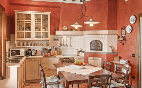Villa Costa al Bagno: Mueble, Diseño De Interiores, Piso, Cocina, Gabinetes, Suelo, Madera, Silla, Techo, Habitación